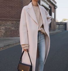 Camel Coat Outfit, Chique Outfit, Look Office, Beige Outfit, Perfect Coat, Summer Fashion Dresses, Fashion Weeks