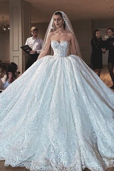 Ball Gown Sweetheart Sweep Train Tulle Applique Wedding Dress-Ballbella Big Ball Gowns, Wedding Dress Mermaid Lace, Lace Princess Wedding Dresses, Cut Dresses, Cake Tips, Wedding Dresses Princess Ballgown, Wedding Dresses Uk, Elegant Ball Gowns, Bridal Ball Gown