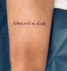 a person with a tattoo on their arm that says,'la buscere en el