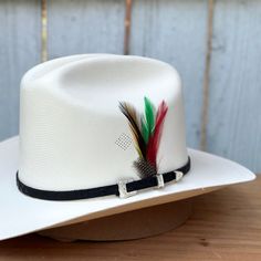 El precio INCLUYE impuestos y ENVIO a cualquier parte de los Estados Unidos! Este es el 1000X Johnson Telar, un sombrero vaquero muy popular de Tombstone Hats, conocido por su estilo y accesibilidad. Con una falda de 3" y una copa de 4 3/4", está elaborado con el material Telar Master 1x1, garantizando durabilidad y confort. La toquilla negra resalta maravillosamente, añadiendo un toque de elegancia. Hecho orgullosamente en México, este sombrero es asequible y perfecto para cualquier ocasión, combinando estilo y funcionalidad en cada detalle. Descripcion de el Sombrero Estilo: 1000X Johnson Telar Marca: Tombstone Hats Material: Telar Master 1x1 Calidad: 1000X Falda: 3" Copa: 4 3/4" Hecho en Mexico Para proteger tu sombrero: Saca el polvo de tu sombrero con un paño. Limpie con un paño húmed White Western Style Panama Hat For Outdoor, Western Panama Hat For Country Events, Western Panama Hat With Flat Bill For Country Events, Western Straw Hat With Flat Bill For Western-themed Events, Western Style Straw Hat For Western-themed Events, Western Style Flat Bill Panama Hat For Country Events, White Flat Bill Sun Hat For Ranch, White Western Panama Hat For Western-themed Events, Western Straw Hat With Flat Bill For Ranch