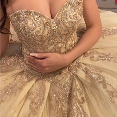 Champagne Color Quinceanera Dress, Beauty And The Beast Sweet 16 Dresses, Champagne Sweet 16 Dresses, Elegant Quinceanera Dresses, Champagne Quince Dresses, Gold Quinceanera Dresses, Champagne Quince, Golden Outfit, Quinceanera Bouquet