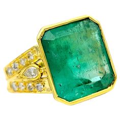 Emerald Color, Yellow Gold Setting, Green Diamond, Fine Jewelry Collection, Emerald Diamond, Center Stage, Belleza Natural, Ring Size 7, Deep Green