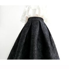 A simple black flared skirt. 
Made with jacquard fabric that has patterns and patterns woven into it, the outfit will not be monotonous and will give you a sense of elegance.
 Enjoy an adult French girly outfit with a frilled blouse.



 <Size>



 small size



 Total length: 68cm

 Waist: 64cm




 medium size



 Total length: 68cm

 Waist: 68cm




 L size



 Total length: 69cm

 Waist: 72cm




 XL size



 Total length: 69cm

 Waist: 76cm




 XXL size



 Total length: 70cm

 Waist: 8 Black A-line Voluminous Skirt, A-line Ruffled Skirt For Party, Elegant Black A-line Skirt, Elegant Floral Print Skirt For Party, Elegant Floral Print Party Skirt, Floral Print Flared Evening Skirt, Elegant Jacquard Skirt, Evening Flared Skirt With Floral Print, Evening Floral Print Flared Skirt