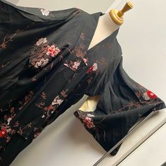 Beautiful Vintage Japanese Kimono That Is Black With Floral Motif. The Interior Lining Is In Perfect Condition. Bought 3 Decades Ago At A High End Vintage Store. 2025 Style, Vintage Japanese Kimono, Japanese Kimono, Vintage Store, Kimonos, Vintage Japanese, Floral Motif, Womens Sizes, Silk