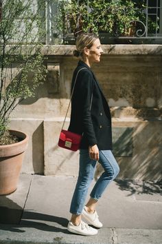 Burgundy Crossbody Bag Outfit, Crossbody Bag Outfit, Colored Sneakers, Jean Beige, Burgundy Bag, Keds Style