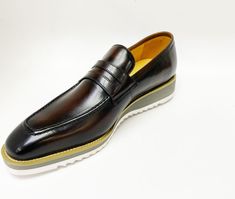 Style: 515-42-Chestnut Handsome Full Calfskin slip-on Penny Loafer from our Carrucci by Maurice collection features full Leather Lining, a clean welt and Tricolored Lightweight Rubber Sole! Cordovan Shoes, Shoe Horn, Shoe Tree, Penny Loafer, Horse Hair, Penny Loafers, Suede Shoes, Shoe Box, Chestnut