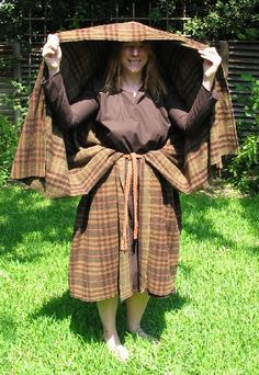 How to Wrap a Arisaid / Laena Roman Briton Celtic Cloak (5th c?) Website: http://www.realmagick.com/laena/ Celtic Cloak, Roman Women, Celtic Dress, Scottish Dress, Celtic Clothing, Scottish Clothing, Sca Garb, Historical Dress, 18th Century Clothing