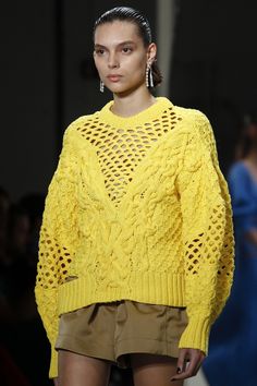 Prabal Gurung Spring 2018 Ready-to-Wear collection, runway looks, beauty, models, and reviews. Sweater Trends, Cable Sweater, Beautiful Knitting, Yellow Sweater, Sporty Chic, Knitwear Design