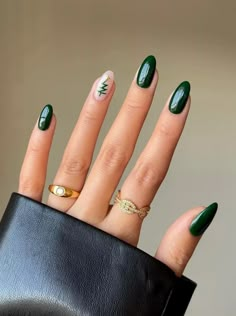 50 Festive Christmas Nails You'll *Actually* Want To Wear Christmas Tree Nails, December Nails, Tree Nails, Cute Christmas Nails, Christmas Nails Easy, Christmas Gel Nails, Thanksgiving Nails, Her Nails, Nails Christmas