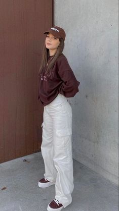 150 Cm Girl, Brown Top White Pants, White Cargo Pants Outfit Winter, Celana Fashion, Everyday Fashion Outfits, Casual Day Outfits, Quick Outfits