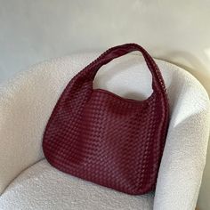 Maroon Shoulder Bag, Maroon Coquette, Woven Bag Outfit, Bag For University, Maroon Bag, Braided Bag, Chique Outfit, Woven Leather Bag