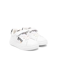 white calf leather smooth grain logo print to the side pull-tab at the tongue front touch-strap fastening front lace-up fastening round toe branded insole The Tongue, Print Sneakers, Pull Tab, Boys Shoes, Sneakers White, Logo Print, Lace Front, Calf Leather, Grain