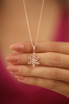 A big snowflake on your neck and it’s never melting but shining. Snowflake designs are elegant and noble. Zircon stones on the snowflake adds up to pendant’s beauty. Rose gold plated chain of the pendant is crafted nicely to emphasize attraction of pendant. Snow Necklace, Snowflake Jewelry, Wings Necklace, Women Necklaces, Pretty Jewelry Necklaces, Snowflake Necklace, Zircon Necklace, Square Necklace, Snowflake Pendant