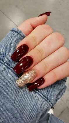 Burgundy Nails Acrylic Design Short, Basic September Nails, Autumn Nails Maroon, Fall Wine Colored Nails, Pretty Burgundy Nails, September Nails Acrylic Coffin, Fall Acrylic Nails Autumn Coffin Simple, Fall Nail Colors With Glitter, Fall Nails Maroon And Gold