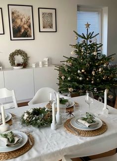 Christmas Small Dining Table Decor, Aesthetic Christmas Table Decor, Christmas Table Neutral, Neutral Christmas Table Setting, Christmas Table Settings Boho, Elegant Christmas Crafts For Adults, Christmas Dinner Table Aesthetic, Christmas Aesthetic Table, Neutral Christmas Table Decor