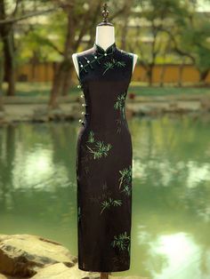 This is a sleeveless cheongsam with a black base and green bamboo pattern. The dress length is about 125cm, and it features a zipper at the back. Size Chart: S: Shoulder width-36cm, Chest-84cm, Waist-68cm, Hip-86cm M: Shoulder width-37cm, Chest-87cm, Waist-72cm, Hip-90cm L: Shoulder width-38cm, Chest-90cm, Waist-76cm, Hip-93cm XL: Shoulder width-39cm, Chest-93cm, Waist-80cm, Hip-97cm 2XL: Shoulder width-40cm, Chest-97cm, Waist-84cm, Hip-100cm Please gently hand wash this cheongsam with water tem Japanese Formal Dress, Cheongsam Pattern, Sleeveless Cheongsam, Chinese Dress Cheongsam, Black Cheongsam, Chinese Cheongsam Dress, Chinese Qipao, Cheongsam Modern, Bamboo Pattern