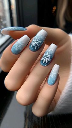 Pose For Nails, Xmas Nails Blue, Blue Nails Christmas, Blue Xmas Nails, Nails Noel, Christmas Nails Blue, Best Christmas Nails, Elegant Christmas Nail Designs, Nail Art Bleu