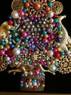 Artistic Gold Jewelry For Festive Occasions, Vintage Gold Jewelry For Christmas, Handmade Gold Jewelry For Mardi Gras, Vintage Jewelry Christmas Tree, Brooch Bouquet Diy, Jewelry Trees, Old Jewelry Crafts, Costume Jewelry Crafts, Vintage Jewelry Ideas