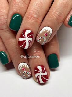 candy cane nails: gingerbread man Christmas Nails Gingerbread House, Christmas Gel Nails 2023, Ginger Bread Man Nail Art, Gingerbread And Candy Cane Nails, Candy Cane Toes Nails, Short Nails Art Winter, Ginger Bread Nails Design, Candy Christmas Nails, Christmas Season Nails