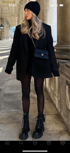 Frankfurt Winter Outfit, Cold Weather Tourist Outfits, New York City Broadway Outfits, Black Western Boots Outfit Winter, Fall Winter Outfits 2024, Black Rain Jacket Outfit, All Black Outfit Winter, Classic Edgy Style