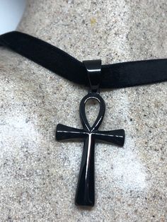 Egyptian Ankh Pendant Choker
https://www.etsy.com/listing/809978780/egyptian-ankh-pendant-choker Ankh Pendant, Egyptian Ankh, Vintage Jewelry Sets, Pendant Choker, Necklace Clasps, Black Rhodium, Vintage Jewels, Etsy Jewelry, 925 Sterling Silver Earrings