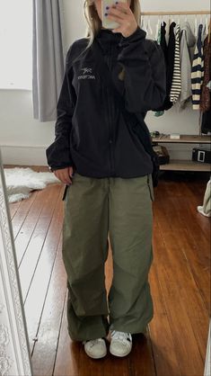 Black Arcteryx Outfit, Autumn Baggy Outfits, Chinese Baggy Outfits, Arcytex Jacket Outfit, Baggy Autumn Outfit, Cordory Jacket Outfit, Autumn Outfits Streetwear, Autumn Fits 2023