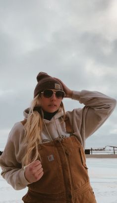 Coverall Outfit Women Winter, Fall Carhartt Outfit, Woman Carhartt Outfits, Carrhartt Girl, Country Farm Outfits, Carhartt Woman Outfit, Carhartt Bibs Outfit Women, Cute Carhartt Outfits, Carhartt Overalls Outfit Winter