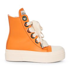 ¿Te encanta el naranja? Estás en el lugar correcto! Un par de zapatos hechos a mano por nuestros artesanos italianos. Puedes usarlo con cualquier atuendo: hecho de cuero genuino, con una meseta blanca sólida y cordones maxi color crema que enmarcan todo el zapato. Christian Zerotre, Concept Sneakers, Rhinestone Boots, Cute Hand Tattoos, Homecooked Meals, Cute Birthday Outfits, Color Crema, Cold Outfits, Orange Shoes