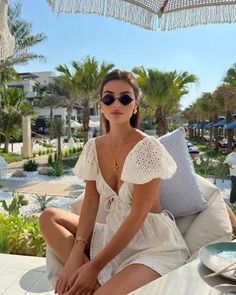 Minimalismo vintage: 30 looks monocromáticos que debes probar 20 Italian Summer Outfits, Europe Outfits, Vacay Outfits, Trip Outfits, Cruise Outfits, Elegante Casual, Mode Inspiration, Spring Summer Outfits, Outfits Casuales