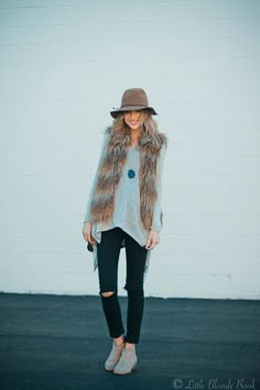 fur vest,jeans. sweater and jeans. mountain comfort. cozy chic. colorado street style. Fur Vest Outfits, Fur Gilet, Mode Casual, Looks Street Style, Vest Outfits, Fall Winter Style, Fur Vest, Hippie Chic, Fall Winter Fashion