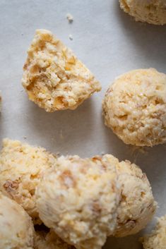 some kind of food that is sitting on a table with it's crusts