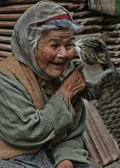 an old woman with a cat on her lap and the caption reads, eat on vandaag danlbaar zin voor alles wat wij hebben