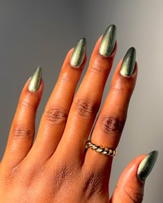 Green Fall Nail Designs, Green Christmas Nail Ideas, Green Christmas Nail, Monochromatic Nails, Green Christmas Nails, Foil Nail Designs, So Over It, Daily Nail Art, Pedicure Gel