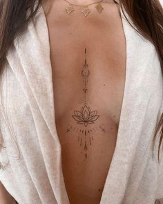 Tatuagens femininas para se inspirar Places To Hide Tattoos, Tattoo Between Breast, Ušný Piercing, Underboob Tattoo Designs, Hidden Tattoos, Inspiration Tattoos, Chest Tattoos For Women, Spine Tattoos For Women