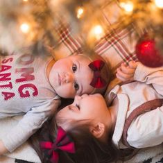 Sibling Christmas Pictures, Red Black Hair, Christmas Photoshoot Kids, Baby Christmas Photography, Black Hair Bow, Christmas Baby Pictures, Christmas Poses, Christmas Family Photoshoot, Sibling Pictures