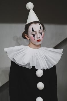 perriot clown costume Mime Clown Costume, Harlequin Halloween Costume, Harlequin Clown Costume, Dark Clown Costume, Mime Aesthetic, Perriot Clown, Pierrot Clown Makeup, Clown Outfit Aesthetic, Clown Costume Ideas