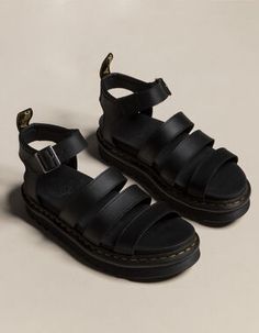 Cool Sandals For Women, Summer Platform Shoes, Black Sandals Outfit, Style Doc Martens, Doc Martens Sandals, Doc Marten Sandals, Sandal Outfits, Platform Sandals Outfit, Dr Martens Blaire