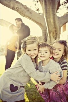 27 fotos que mostram lindos momentos em família | Revista Pais & Filhos Family Photo Pose, Photographs Ideas, Foto Poses, Fall Family Photos, Family Posing, Family Photo Sessions, Cute Family