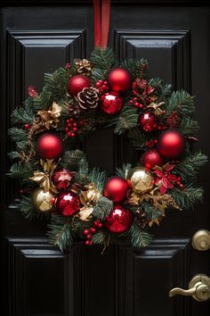 Festive Christmas wreath with red and gold decorations hanging on a black door. Christmas Door Wreaths Ideas, Diy Christmas Wreaths Ideas How To Make, Simple Wreath Ideas, Unique Christmas Wreaths, Live Christmas Wreaths, Easy Diy Christmas Wreath, Evergreen Wreaths, Diy Christmas Ball