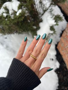 Nail design Gem Color Nails, Chrome Christmas Nails Short, Dip Nails Winter 2023, Christmas Nails One Color, Dark Green Nails For Christmas, Festive Chrome Nails, Green Crome Nails Almond, Christmas Day Nails, Chrome Green Christmas Nails