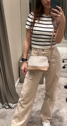 Style Zara Pants, Zara Cargos Outfit, Cargo Jeans Outfit Women Summer, Work Khaki Pants Outfit, Clothes To Wear In Dubai, Beige Cargo Outfits Women, Beige Pants Outfit Women Summer, Chic Cargo Pants Outfit, Beige Cargo Jeans Outfit