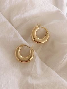 The classic gold hoop is here to stay. Stay on trend with this mini hoop and have them take you from casual-cool for your daytime look to low key glam for a night out. 22 mm in length 23 mm in width Gold Hoop Earrings Outfit, Mini Gold Hoops, Classic Gold Jewelry, Simple Gold Hoops, Gold Earing, Small Gold Hoops, Real Gold Jewelry, Dope Jewelry, Stylish Bracelet