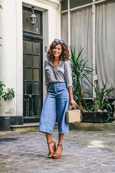 Affordable Work Clothes, Moody Presets, Simple Spring Outfits, Denim Culottes, Summer Work Outfits, Mode Casual, 가을 패션, Flared Jeans