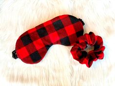 Get cozy this holiday season in our new Holiday satin sleep mask and scrunchie sets! Masks feature a classic, red and black buffalo check pattern in super soft cotton flannel, and are fully lined in black satin and hand-finished with covered, elasticized strap. Includes a matching red and black buffalo check scrunchie. Handmade by me. Can be lavender infused for extra relaxation at no additional cost. Please don't forget to make a scent selection! 15% of this purchase will be donated to causes c Cotton Christmas Sleepwear For Sleepovers, Christmas Sleeping Mask, Winter Plaid Sleepwear, Plaid Cotton Sleep Sets, Plaid Pajamas Red, Sleep Gifts, Sleep Eye, Sleep Masks, Sleep Set