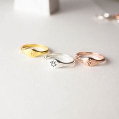 C U S T O M ∙ C U R V E ∙ R I N G * Material: High Quality Solid 925 Sterling Silver * Dimensions: ~ 4mm x 6mm * Finish: Sterling Silver ∙ 18K Gold ∙ Rose Gold * All our work is custom made by hand with Love and Care in our workshop ♥ H O W ∙ T O ∙ O R D E R * Simply use the 'PERSONALIZATION BOX' to let us know the INITIAL and the FONT NUMBER that you would like. ♡ YOUR INITIAL + FONT NUMBER ♡ * Design can be personalized with an INITIAL // NUMBER // SYMBOL. * If a font is not given, you will re Fingerprint Jewelry Memorial, Paw Ring, Fingerprint Ring, Ring Initial, Curve Ring, Puzzle Jewelry, Mom Ring, Customizable Jewelry, Name Ring