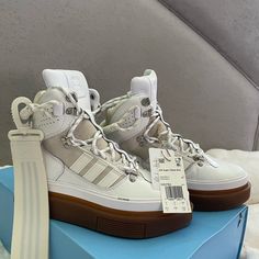 Condition: New Ivy Park Sneakers, Street Style Shoes, Ivy Park, Aesthetic Shoes, Moto Boots, Fashion Room, Shoe Game, Boot Shop, White Cream