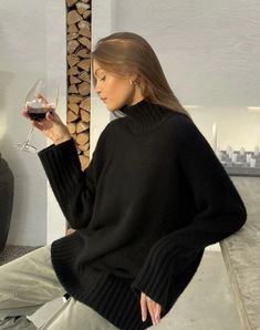 Looking for outfit ideas for fall 2023? I'm sharing my favorite fall outfits and style trends that are going to be huge this year! Women's fashion #ootd #style City Style Fashion, Model Off Duty Look, Black Turtleneck Outfit, Turtleneck Sweater Outfit, Black Sweater Outfit, It Girl Aesthetic, Model Off Duty, Fall 2024 Fashion, Turtleneck Outfit