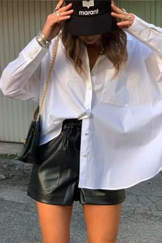 Look Shorts Branco, Oversize Shirt Outfit, Black Loafers Outfit, Leather Shorts Outfit, Short Cuir, Black Leather Shorts, Summer Shorts Outfits, Inspo Looks, Oversize Shirt