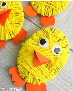 yarn covered chicken craft for kids to make with yarnsticks and construction paper on the outside