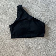 Never Worn Sporty Black Crop Top For Beach, Black Sports Bra For Spring, Spring Black Stretch Sports Bra, Black Sports Bra For Summer Workout, Spring Black Sports Bra, Black Sports Bra With Built-in Bra For Spring, Black Sporty Crop Top Sports Bra, Black Crop Top Sports Bra For Summer, Black Seamless Sports Bra For Spring